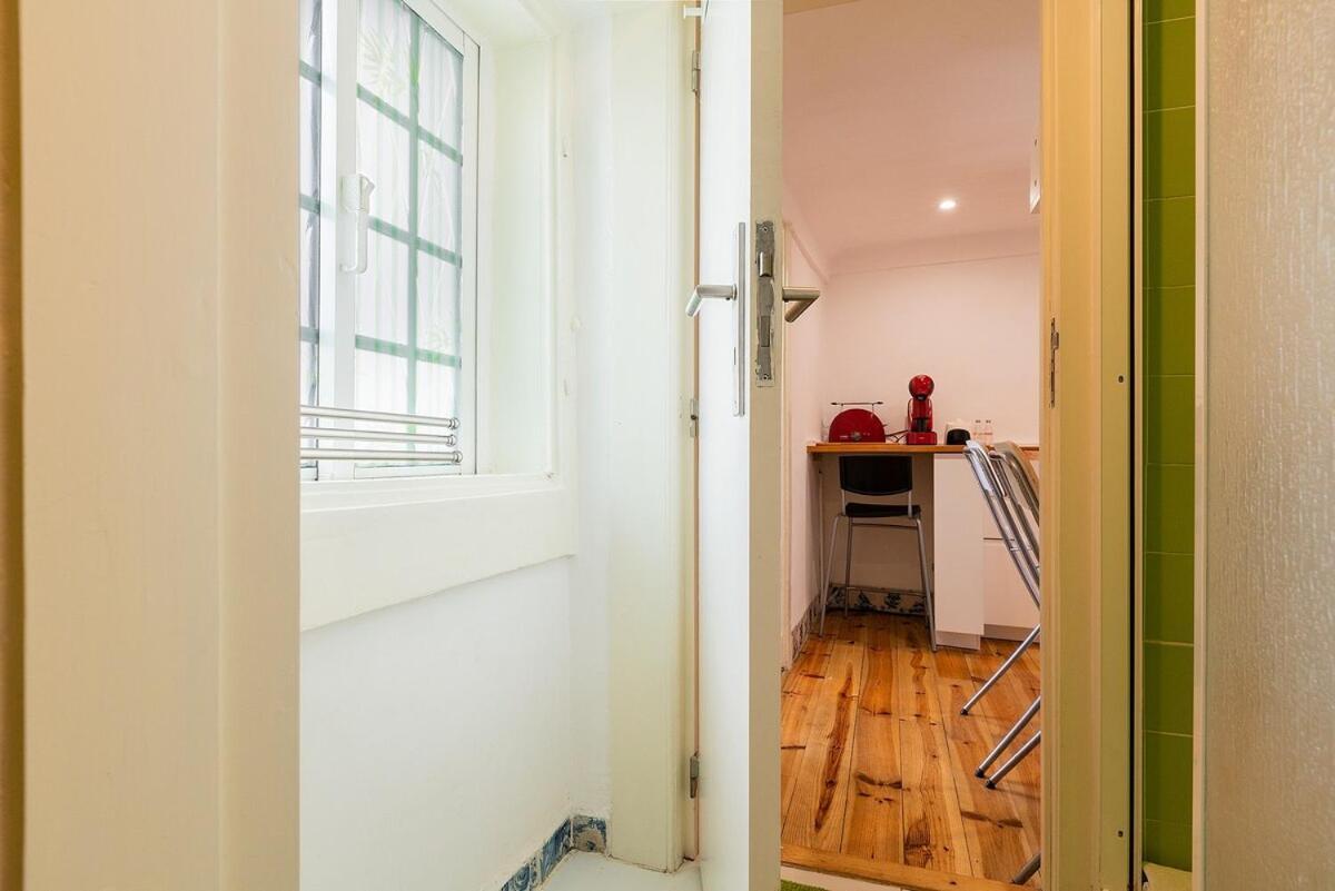 Attic Apartment With Balcony In Bairro Alto Lissabon Buitenkant foto