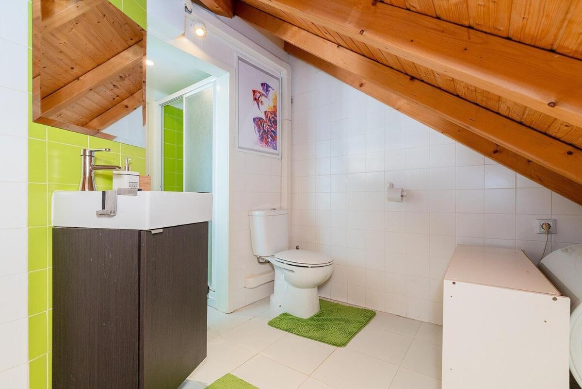 Attic Apartment With Balcony In Bairro Alto Lissabon Buitenkant foto