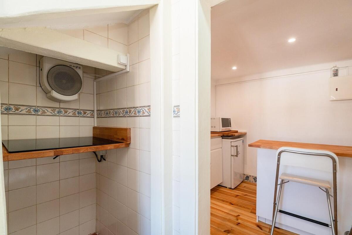 Attic Apartment With Balcony In Bairro Alto Lissabon Buitenkant foto