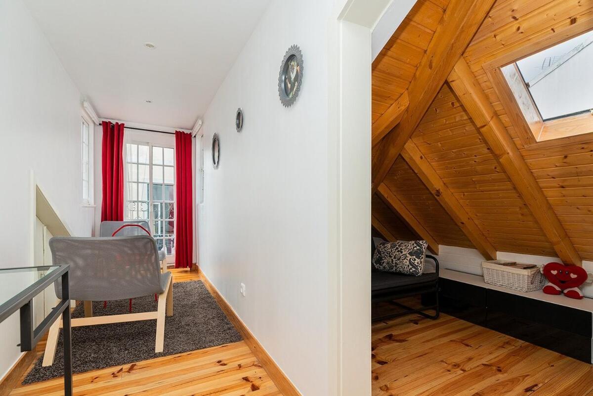 Attic Apartment With Balcony In Bairro Alto Lissabon Buitenkant foto