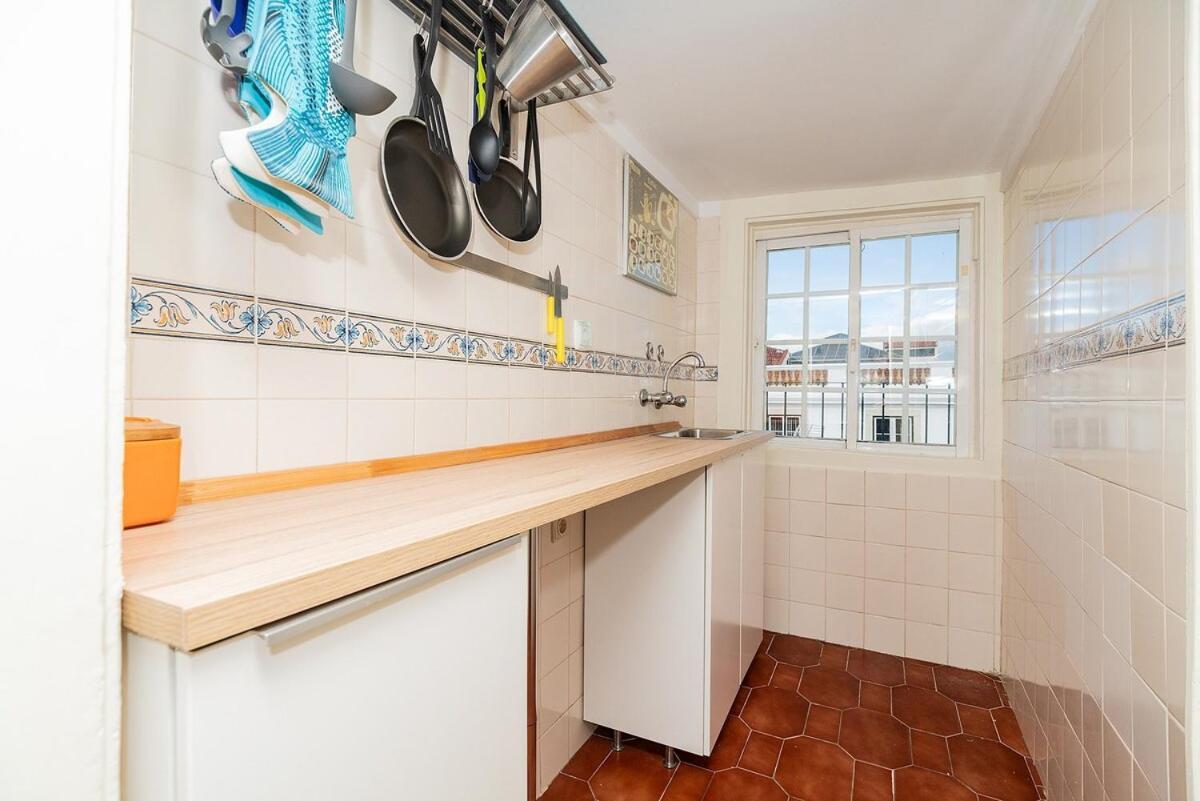 Attic Apartment With Balcony In Bairro Alto Lissabon Buitenkant foto