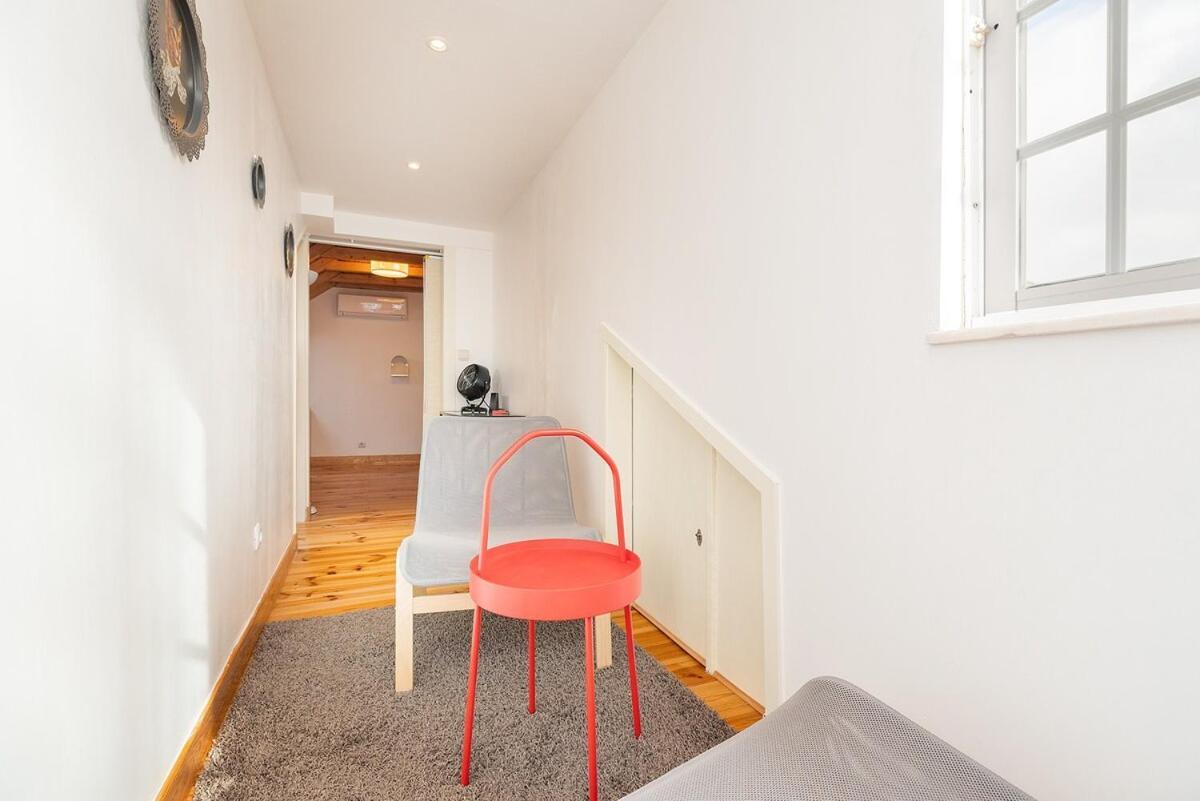 Attic Apartment With Balcony In Bairro Alto Lissabon Buitenkant foto