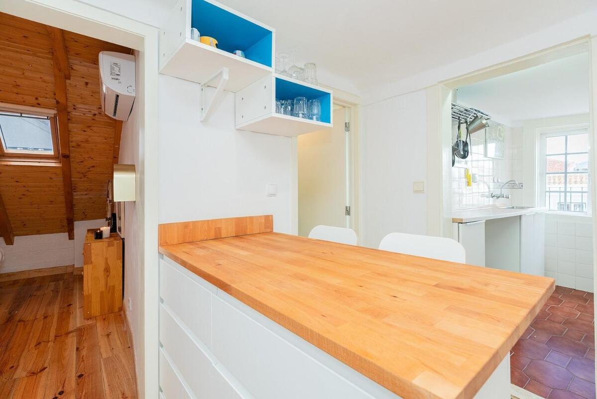 Attic Apartment With Balcony In Bairro Alto Lissabon Buitenkant foto