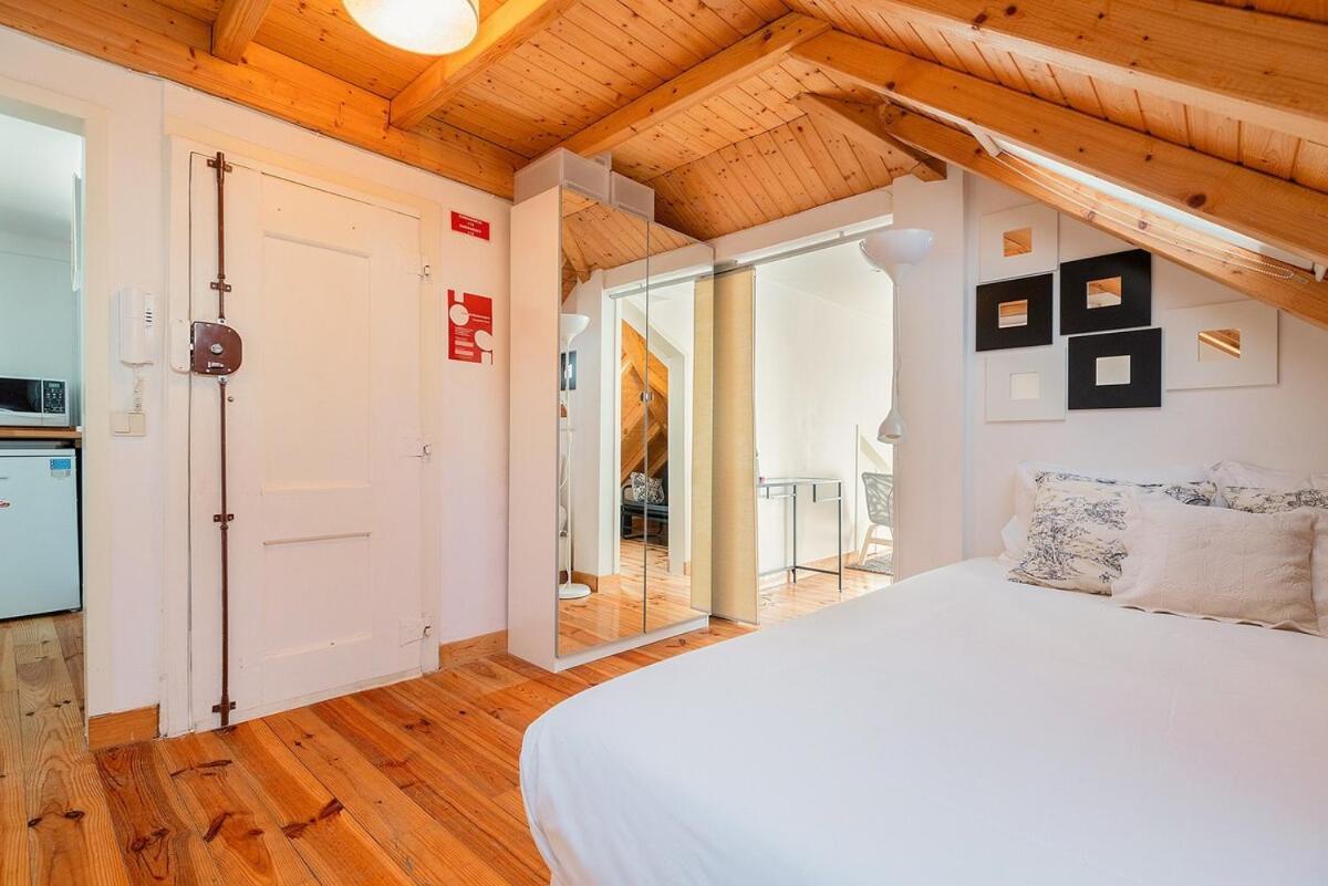 Attic Apartment With Balcony In Bairro Alto Lissabon Buitenkant foto