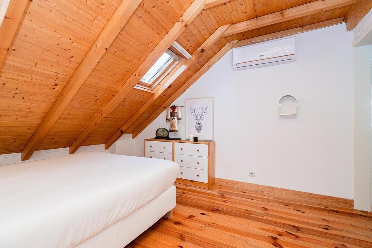 Attic Apartment With Balcony In Bairro Alto Lissabon Buitenkant foto